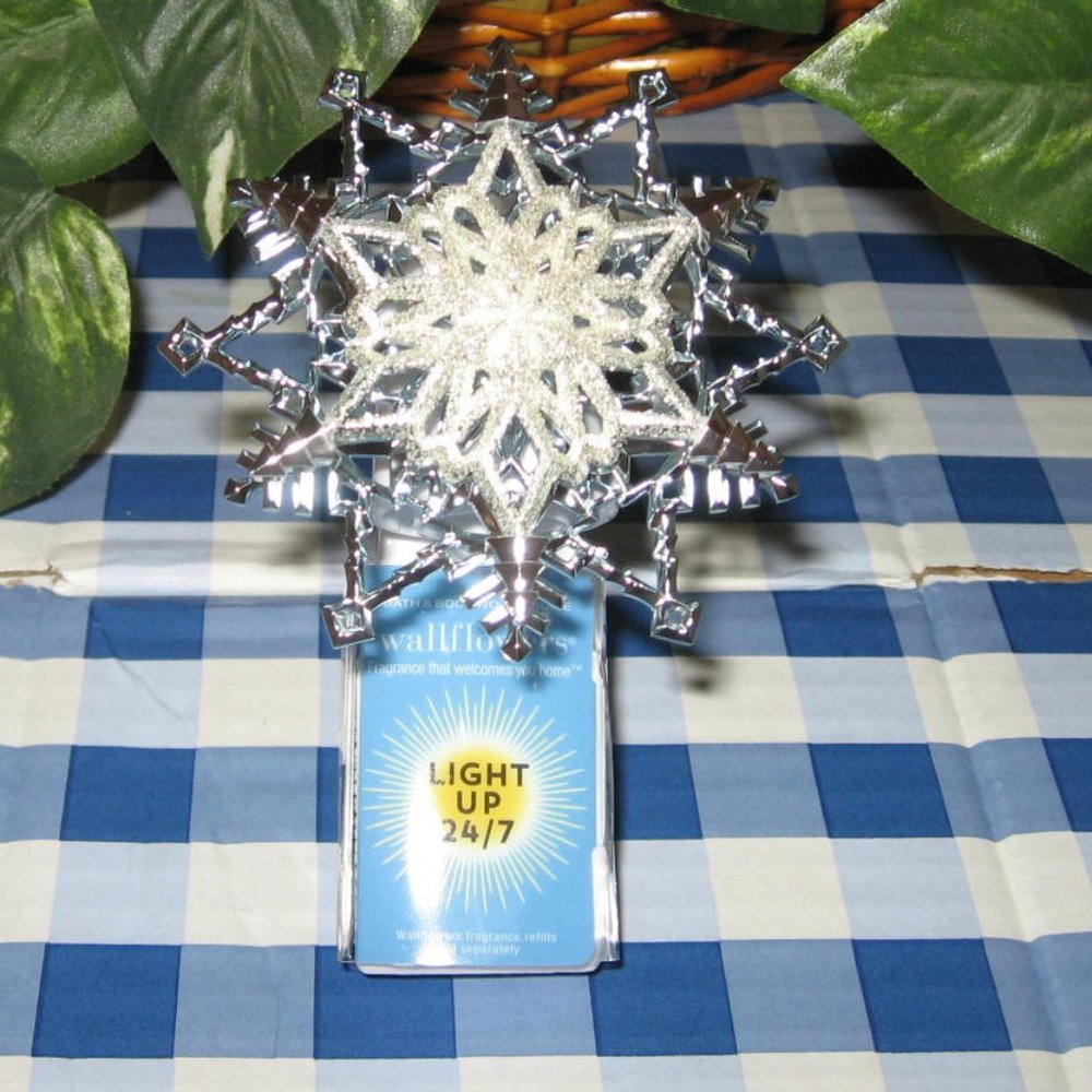 BBW Wallflowers Fragrance  Plug | Layered Light Snowflake Nightlight NEW